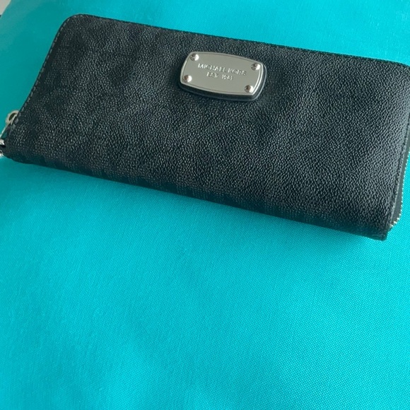 Michael Kors wallet - Picture 1 of 10